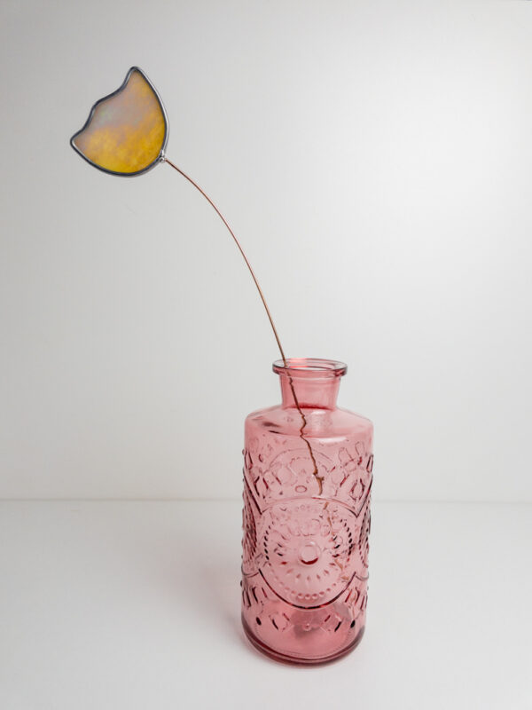 roze vaas van glas met print