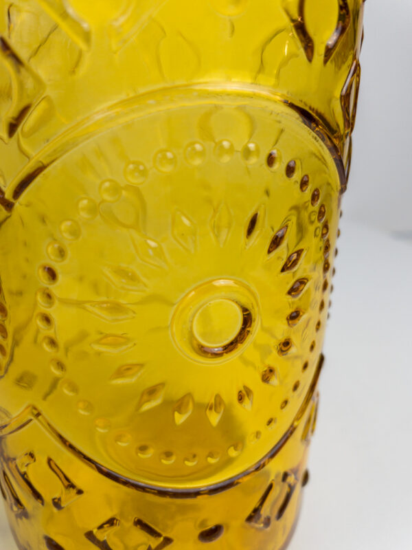 gele vaas van glas met print